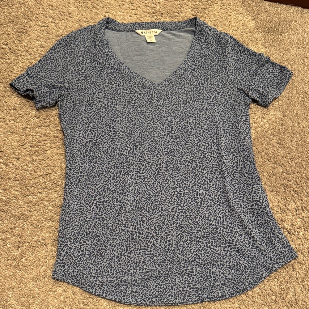 Athleta XS blue leopard print tshirt